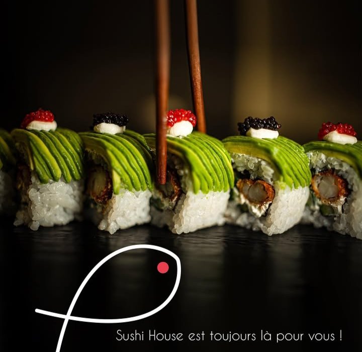 Roll à l'avocat Sushi House, saisi aux baguettes