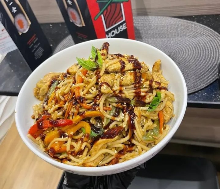 Plat de nouilles sautées servi à table chez Sushi House